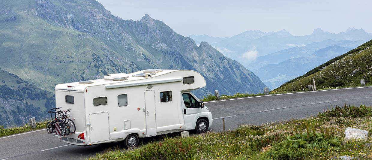 Camper con amortiguadores reforzados en los Alpes